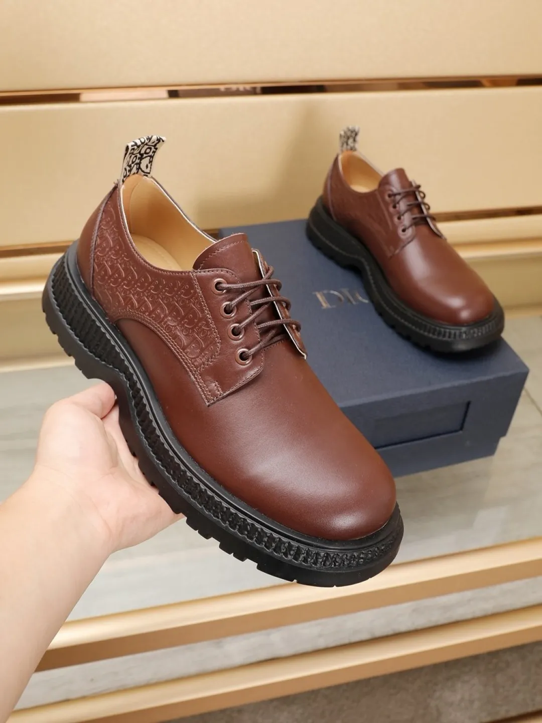 Factory P500💰Dior Buffalo's new low-top Derby casual leather shoes, a new product in the 2024 spring men's series, ideally combine unconventional characteristic elements with Dior's high-end aesthetic style. The original first-grain calfskin upper features side panels with a tonal debossed Oblique print, and the chunky rubber sole showcases a crepe-effect design. Styled with wide leather laces and Oblique-printed rear pull tabs, they add a modern touch to any look. Practical and stylish, it can be easily paired with a variety of casual looks. Size: 38-44 (45 customized)
